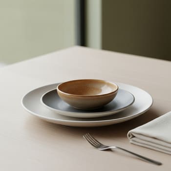 Минималистичное трио тарелок разных диаметров