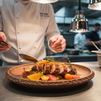 Шеф сервирует утку с цитрусовым соусом