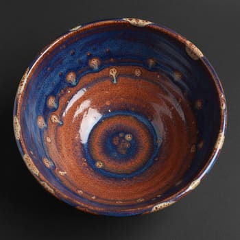 Глубокая керамическая миска с насыщенной глазурью индиго