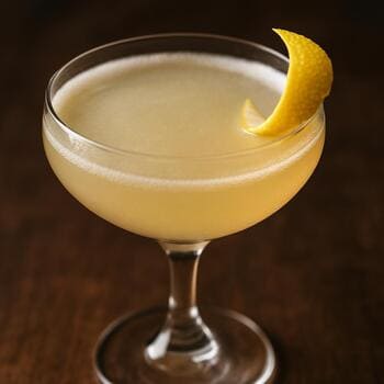 Коктейль в бокале coupe с лимонным ополаскиванием