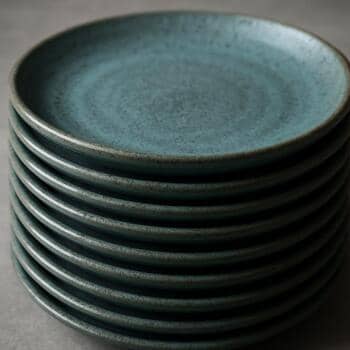 Стопка тарелок новой глазури после обжига