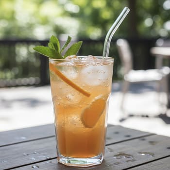 Хайбол с мандариновой комбучей и крупным льдом